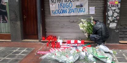 Un hombre coloca flores en el lugar donde Iñigo Cabacas cayó herido en abril de 2012.