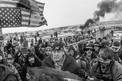 Decenas de personas abandonan pacíficamente el campo Oceti Sakowin en Cannon Ball, en Dakota del Norte (Estados Unidos).