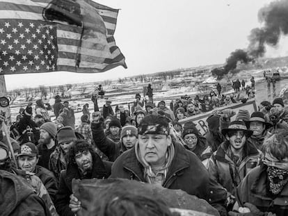 Decenas de personas abandonan pacíficamente el campo Oceti Sakowin en Cannon Ball, en Dakota del Norte (Estados Unidos).