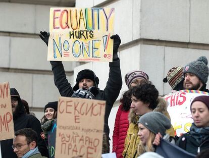 "La igualdad no hace daño a nadie", un hombre sostiene la pancarta en la Women's  March de Washington en 2017.