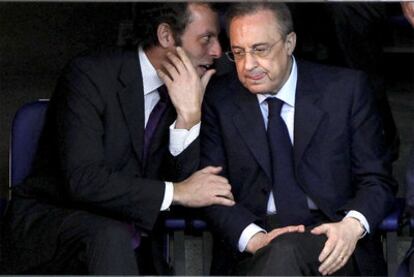 Sandro Rosell y Florentino Pérez, en el palco del Palacio de los Deportes de la Comunidad de Madrid durante la final de la Copa del Rey de baloncesto de este año.