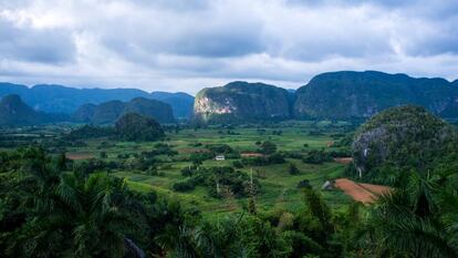 En tercer lugar, la opción preferida por la editorial es el Valle de Viñales, en Cuba.