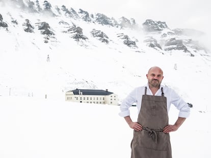 El cocinero Alberto Lozano la pasada semana delante de su restaurante Huset en Svalbard, Noruega. Foto proporcionada por el establecimiento.