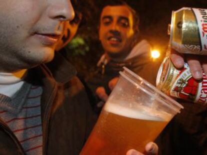 J&oacute;venes participan en un &#039;botell&oacute;n&#039; en la Ciudad Universitaria.