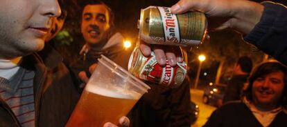Jóvenes participan en un 'botellón' en la Ciudad Universitaria.