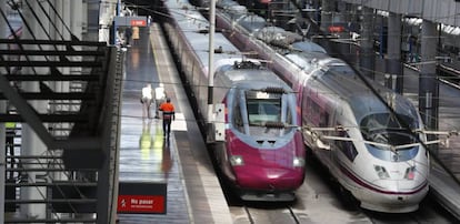 Dos trenes de alta velocidad de Renfe en Atocha (Madrid).