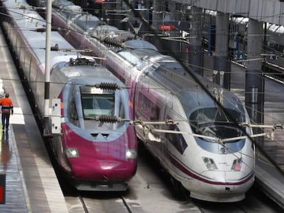 Dos trenes de alta velocidad de Renfe en Atocha (Madrid).