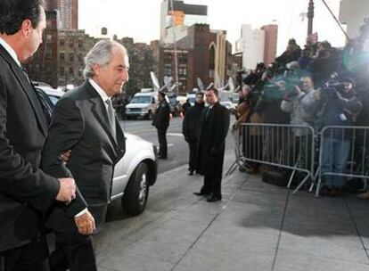 Bernard Madoff llega ayer al tribunal federal de Nueva York.