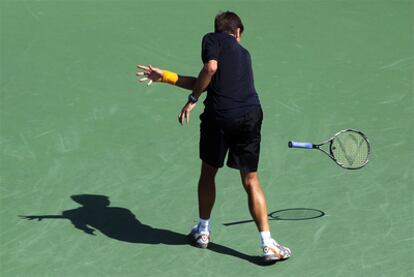 Robredo lanza su raqueta contra el suelo tras fallar un golpe en el partido contra Youzhny.