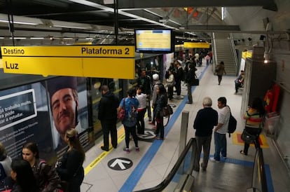 Plataforma de uma estação de metrô em São Paulo.