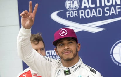 Hamilton celebra su pole en Canadá.