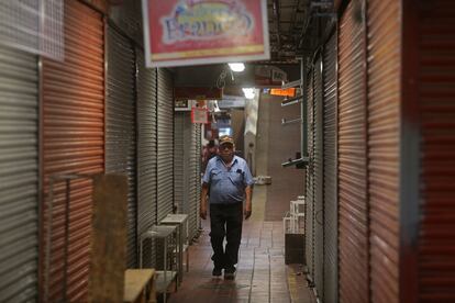 Un hombre camina por el Mercado San Juan de Dios en Guadalajara.