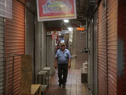 Un hombre camina por el Mercado San Juan de Dios en Guadalajara.