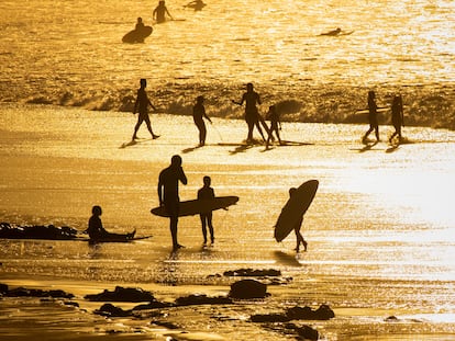 Surfistas en la playa urbana de La Cícer, en Las Palmas de Gran Canaria