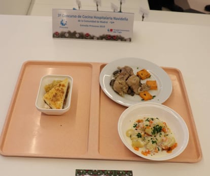 Bandeja de presentación del menú ganador en el concurso de cocina hospitalaria.