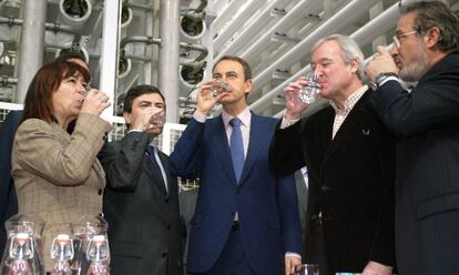 Cristina Narbona con José Luis Rodríguez Zapatero y Ramón Luis Valcárcel en la desalinizadora de San Pedro del Pinatar (Murcia).