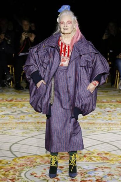 La diseñadora Vivienne Westwood, con una creación de su esposo Andreas Kronthaler.