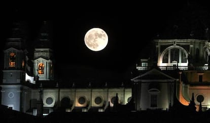 La Luna y la silueta de la Catedral de la Almudena, de Madrid.