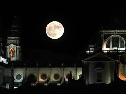 La Luna y la silueta de la Catedral de la Almudena, de Madrid.