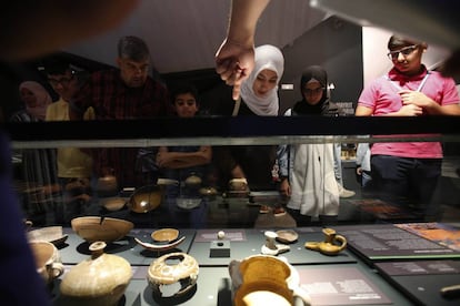 Un grupo de refugiados sirios y palestinos realizan una ruta por el Madrid árabe.