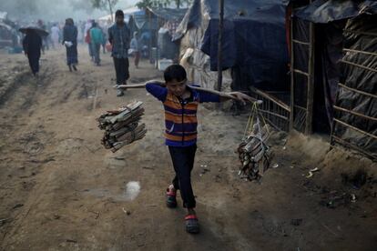 Un niño refugiado rohingya carga leña en el campo de refugiados de Birmania Para, cerca de Cox's Bazar (Bangladés).