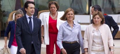 Cospedal, en el centro, junto a Isabel Bonig y Vicente Betoret, con Rita Barberá detrás.