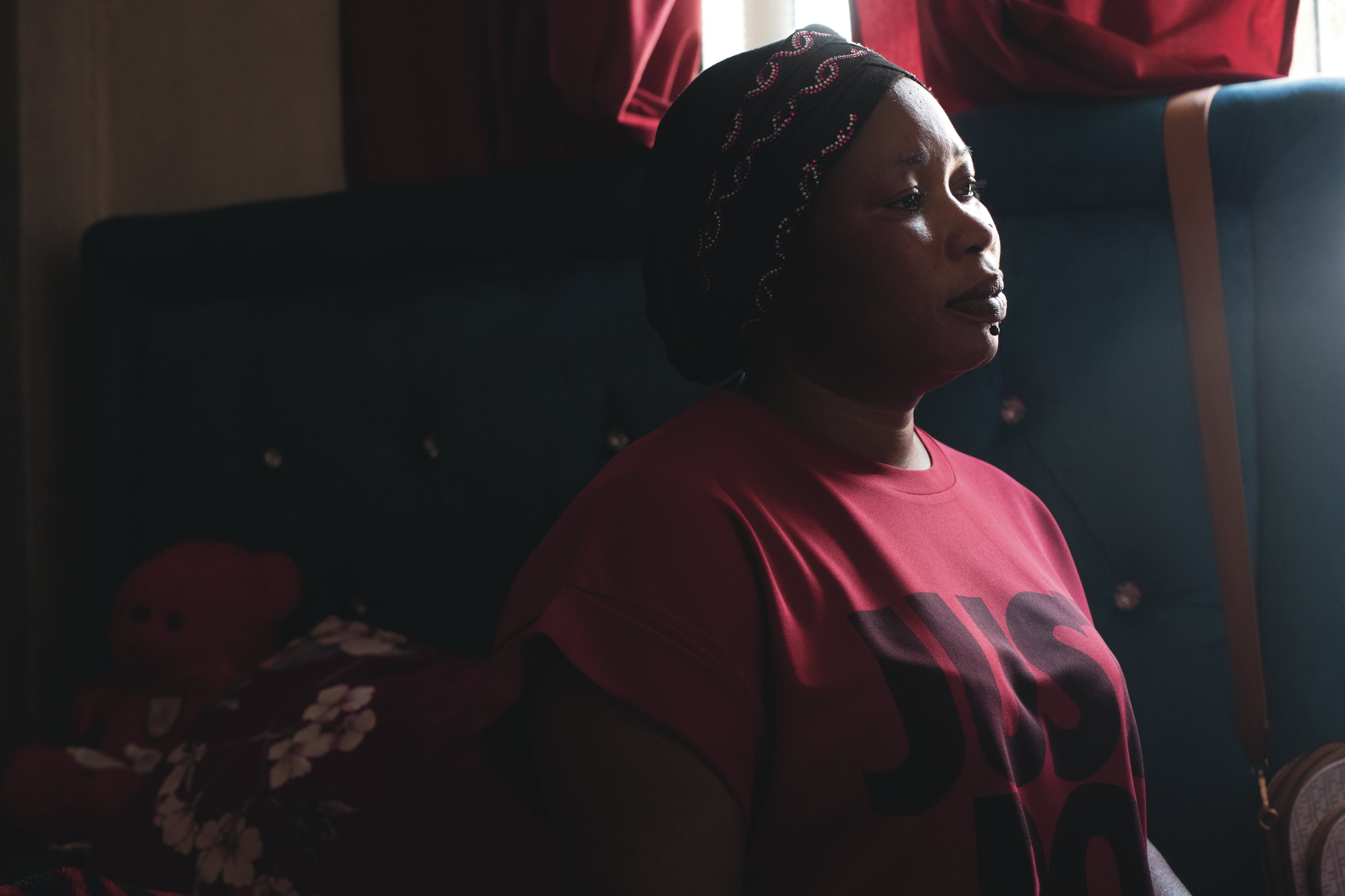 Sally es de Costa de Marfil. Tras la llegada de la guerra a su país y la muerte de su marido se quedó sola con cuatro hijos y decidió migrar hacia Europa. Todavía no ha podido llegar a su destino y lleva en Marruecos desde 2019.