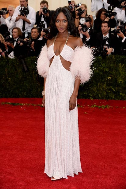 La modelo Naomi Campbell se decantó por un Givenchy blanco.