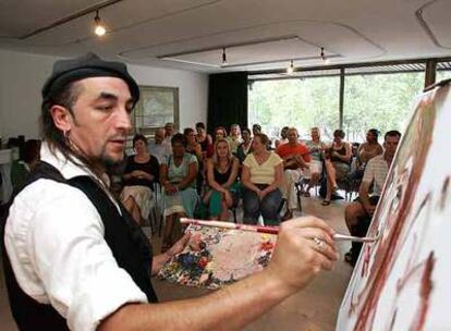 Un actor del grupo Interacting, en el Círculo Catalán de Madrid, delante de los 40 profesores venidos de Londres a aprender español.