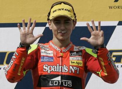 Lorenzo celebra en el podio su novena victoria de la temporada.