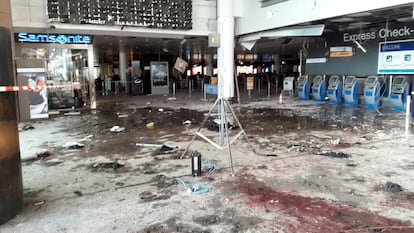 El hall de salidas de Zaventem un día después de los atentados del 22 de marzo.