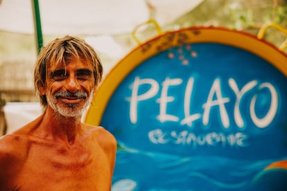 El artista Gabriel Di Yorio, junto a la paella que ha pintado para el chiringuito Pelayo de Formentera.