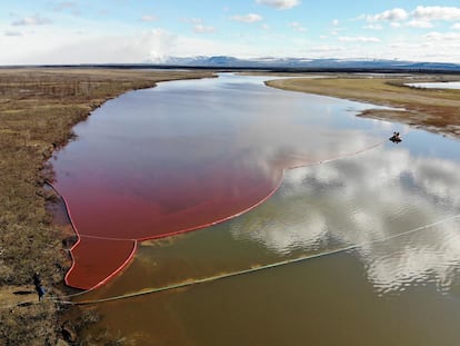 Vertido de diésel en el río Ambárnaya, en el ártico ruso, en una imagen del miércoles distribuida por las autoridades rusas.