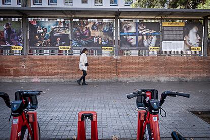 Exposición de la fotógrafa venezolana Ana María Arévalo sobre la situación de las mujeres en las cárceles latinoamericanas que se puede ver en la Rambla Prim, 87, del Distrito barcelonés de Sant Martí.