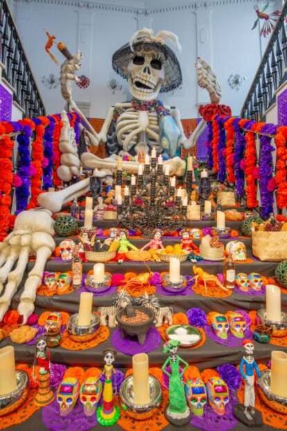 El gran altar del Día de Muertos en Casa de México.