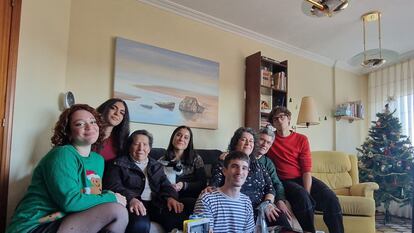 Andrés Cadenas, de 21 años, y su familia con Elvira Tozzi, Alessandra Nigro y Samuele Meschini, universitarios de Erasmus+, en su casa de Asturias esta Navidad.