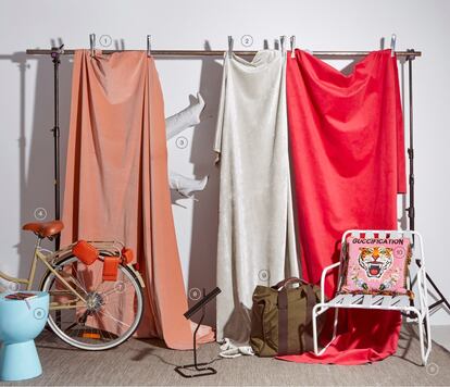 <b><p>Un toque ‘retro’</b></p>
1 y 2. Cortinas de terciopelo en color rosa y plata de Gancedo (atrezo). 3. Botas blancas de charol de Aquazzura (995 euros). 4. Bicicleta Classic 7-Speed, de Reid (398 euros). 5. Libreta de seda de Hermès (1.000 euros). 6. Mesa azul aguamarina redonda de la concept store El Moderno (249 euros). 7. Riñonera de piel con varios bolsillos de Tod’s (595 euros). 8. Lámpara de mesa negra de Natuzzi (1.000 euros). 9. Bolso de viaje de lona de Aspesi (600 euros). 10. Cojín de terciopelo bordado de Gucci (a la venta en mytheresa.com; 1.100 euros). 11. Butaca Dozequinze de Francesco Sillitti para Diabla (545 euros).