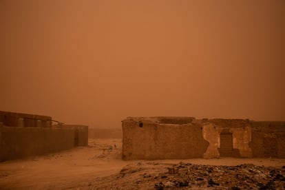 Ingall foi escolhido como o epicentro de 'La Cure Salé' porque é um cruzamento e comércio trans-saariano para pastores nômades de diferentes partes do Sahel. Seus oásis e solos salinos fornecem comida e água para camelos e gado cansados ​​antes de tomar o caminho para o sul, onde a sobrevivência em constante movimento é um pouco mais viável.