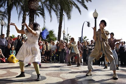 Representación de una de las obras de la Muestra de Teatro en la Explanada de Alicante.