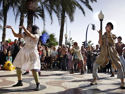Representación de una de las obras de la Muestra de Teatro en la Explanada de Alicante.