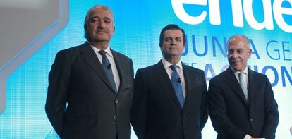 Desde la izquierda, José Damián Bogas, consejero delegado de Endesa; Borja Prado, presidente de Endesa; y Francesco Starace, consejero delegado-director general de Enel y vicepresidente de Endesa, ayer en la junta de accionistas celebrada en la sede central de la empresa en Madrid.