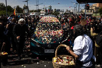 El recorrido siguió por las calles de Santiago, mientras más personas se sumaban a la caminata, hasta llegar a la Pérgola de las Flores, donde un grupo de floristas realizaron su 
tradicional homenaje hacia la figura de Joan. En la imagen, un grupo de floristas arroja pétalos a la carroza que transporta el cuerpo de Joan Turner. 