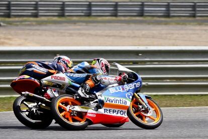 El joven Maverick Viñales rueda pegado a Sandro Cortese durante la carrera de Moto 3.