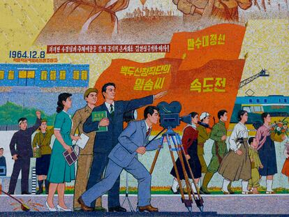 Mosaico propagandístico en los estudios Chollima en Pyongyang, capital de Corea del Norte, que reflejan cómo debe hacerse y qué debe de contar una película en el país.