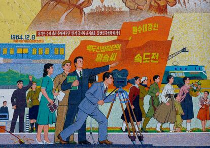 Mosaico propagandístico en los estudios Chollima en Pyongyang, capital de Corea del Norte, que reflejan cómo debe hacerse y qué debe de contar una película en el país.