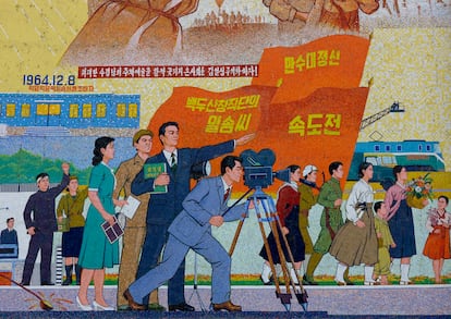 Mosaico propagandístico en los estudios Chollima en Pyongyang, capital de Corea del Norte, que reflejan cómo debe hacerse y qué debe de contar una película en el país.