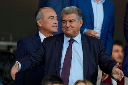 El presidente del Barcelona, Joan Laporta, en el palco durante el partido de Liga de Campeones, este miércoles en el Estadi Olimpic Lluis Conpanys.