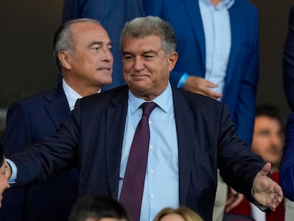 El presidente del Barcelona, Joan Laporta, en el palco durante el partido de Liga de Campeones, este miércoles en el Estadi Olimpic Lluis Conpanys.