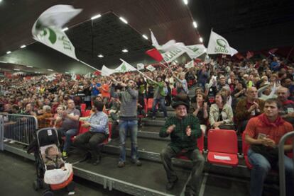 Miles de simpatizantes de Bildu durante un mitin de campaña donde la coalición <i>abertzale </i>presenta su programa electoral, en el BEC de Barakaldo.