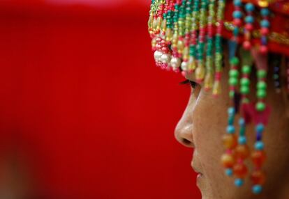 Una mujer viste el tradicional gorro durante una sesión de la provincia de Hainan en el Congreso Popular Nacional en el Gran Salón del Pueblo en Pekín (China). 